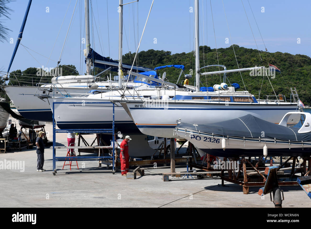 Cantiere di Orsera, Croazia barche da diporto e yacht essendo pulito e sottoposto a manutenzione in bacino di carenaggio Foto Stock