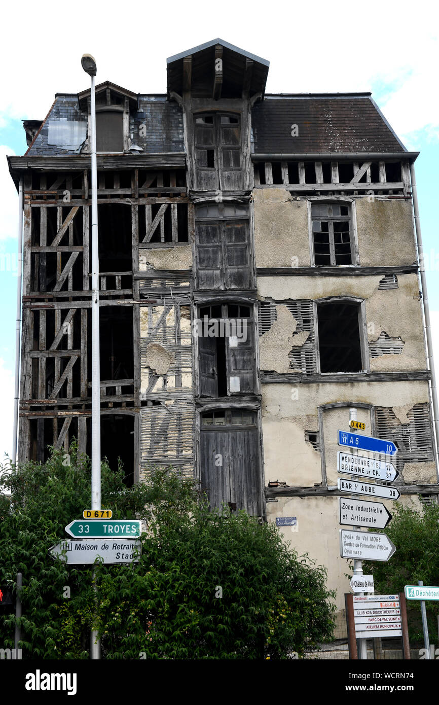 Vecchio Mulino in stato di decadenza presso il Bar-sur-Seine, Francia Foto Stock