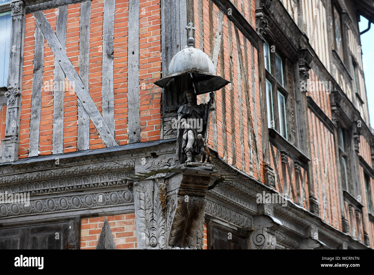 Metà di storici edifici con travi di legno in Bar-sur-Seine, Francia Foto Stock