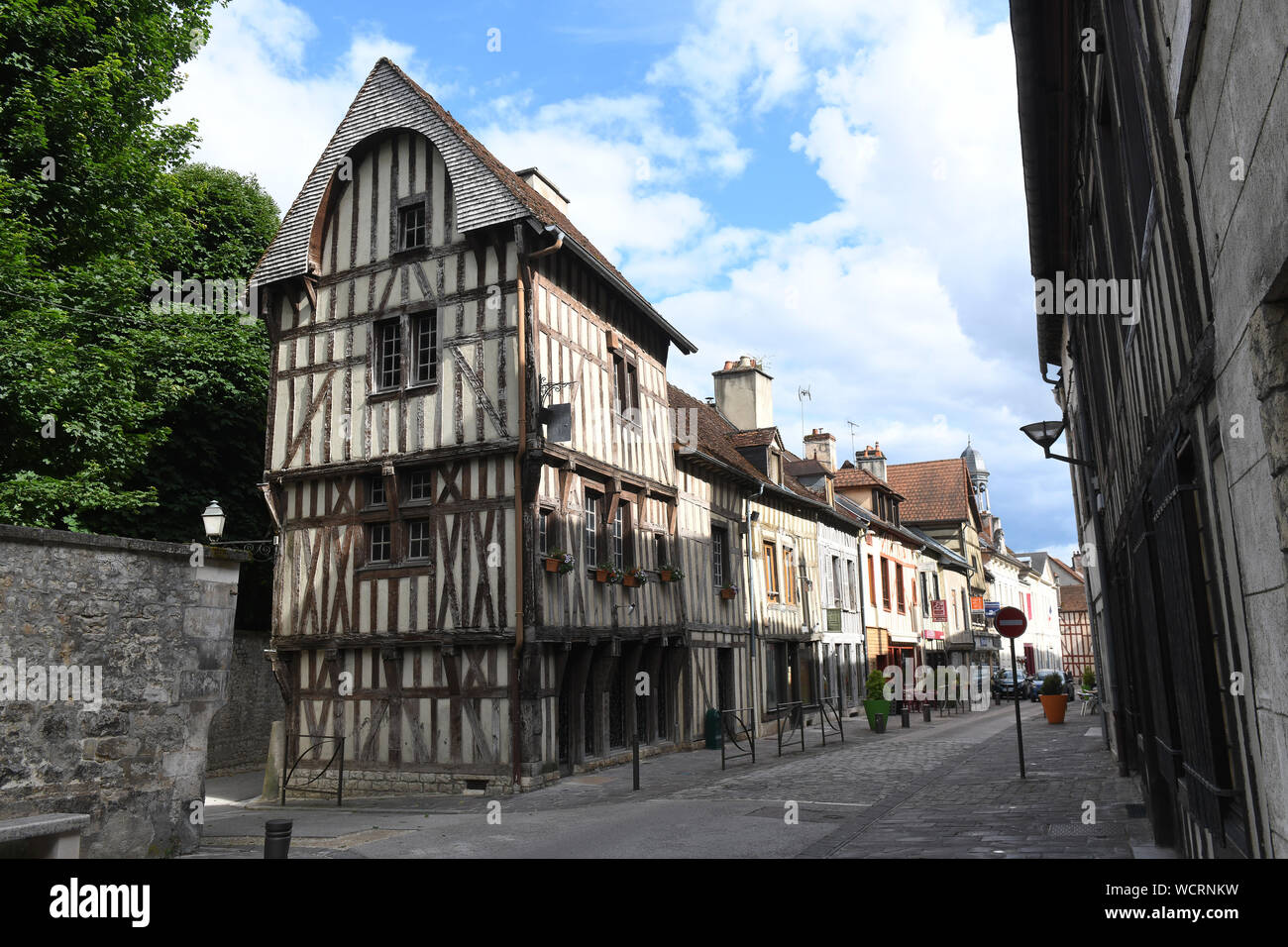 Metà di storici edifici con travi di legno in Bar-sur-Seine, Francia Foto Stock