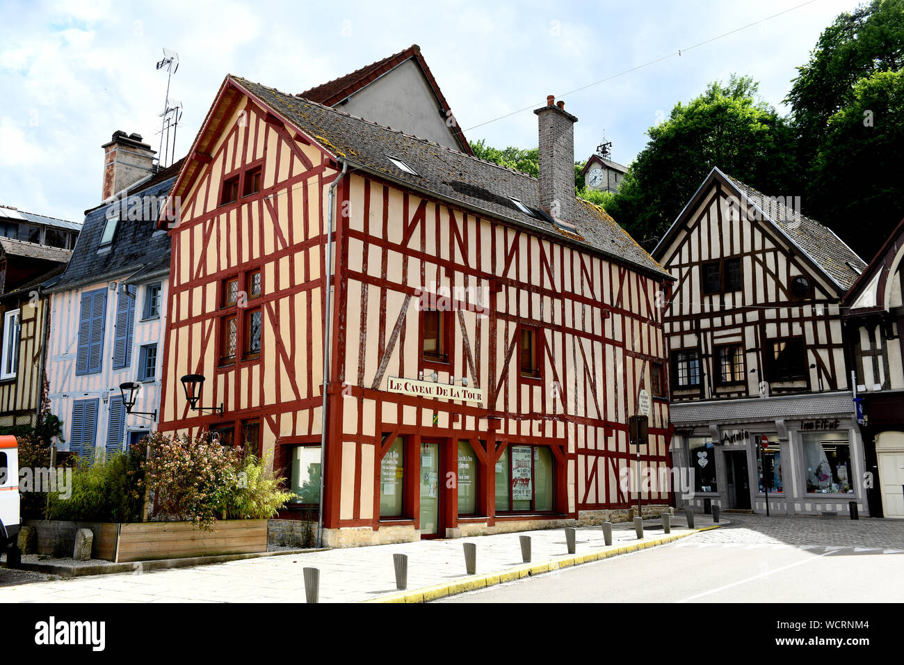 Metà di storici edifici con travi di legno in Bar-sur-Seine, Francia Foto Stock