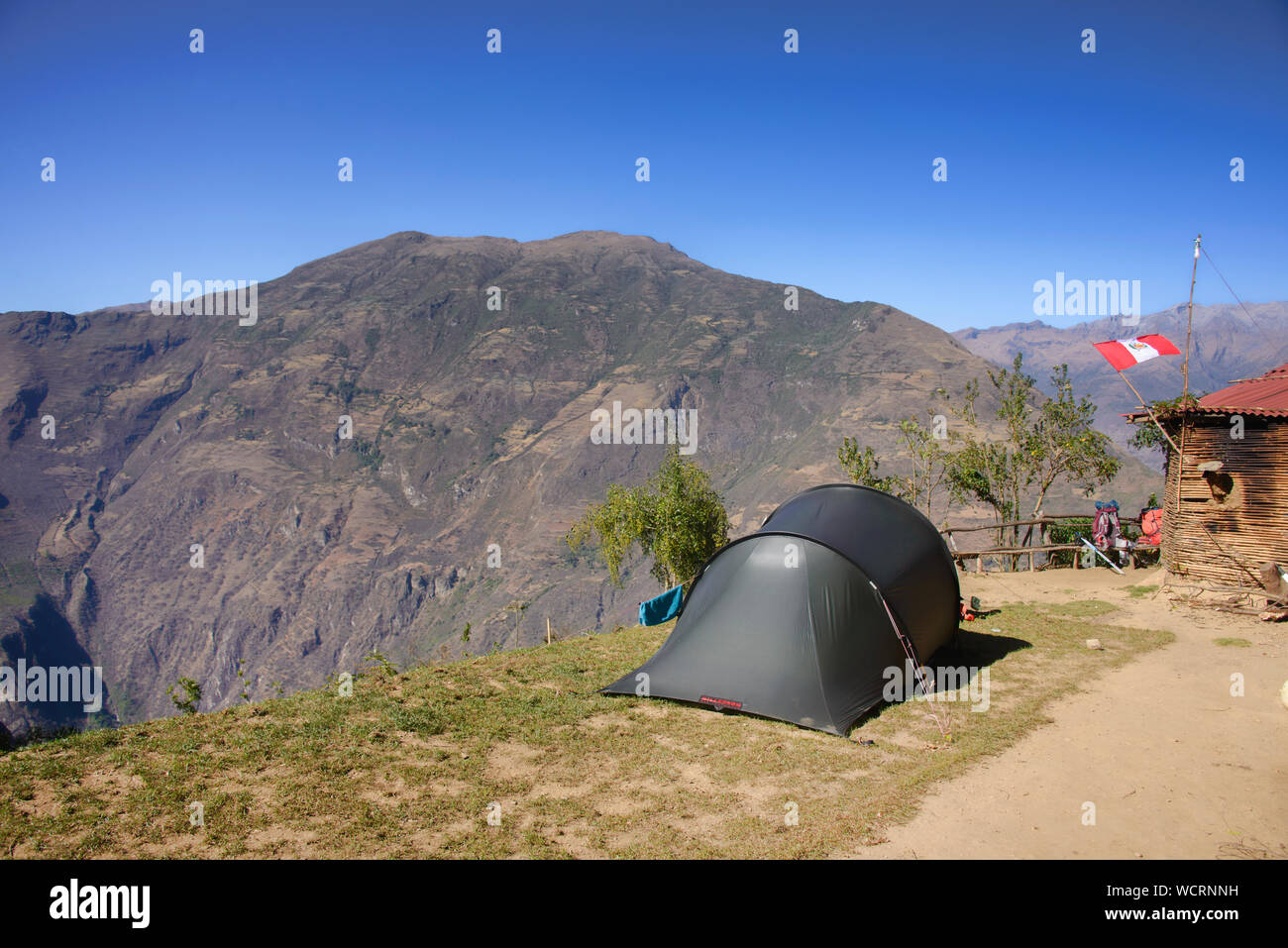Campeggio nel villaggio di montagna di Marimpata sul Senso - Inka trek, 'l'altra Machu Picchu,' Capuliyoc, Apurimac, Perù Foto Stock