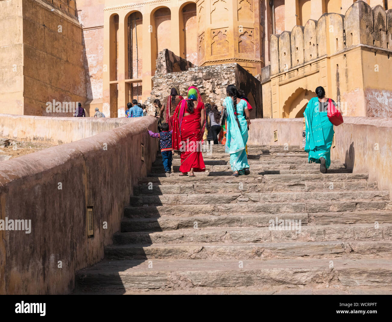 Turismo a piedi fino alla scalinata principale a Forte Amer, Amer, Rajasthan, India, Asia Foto Stock