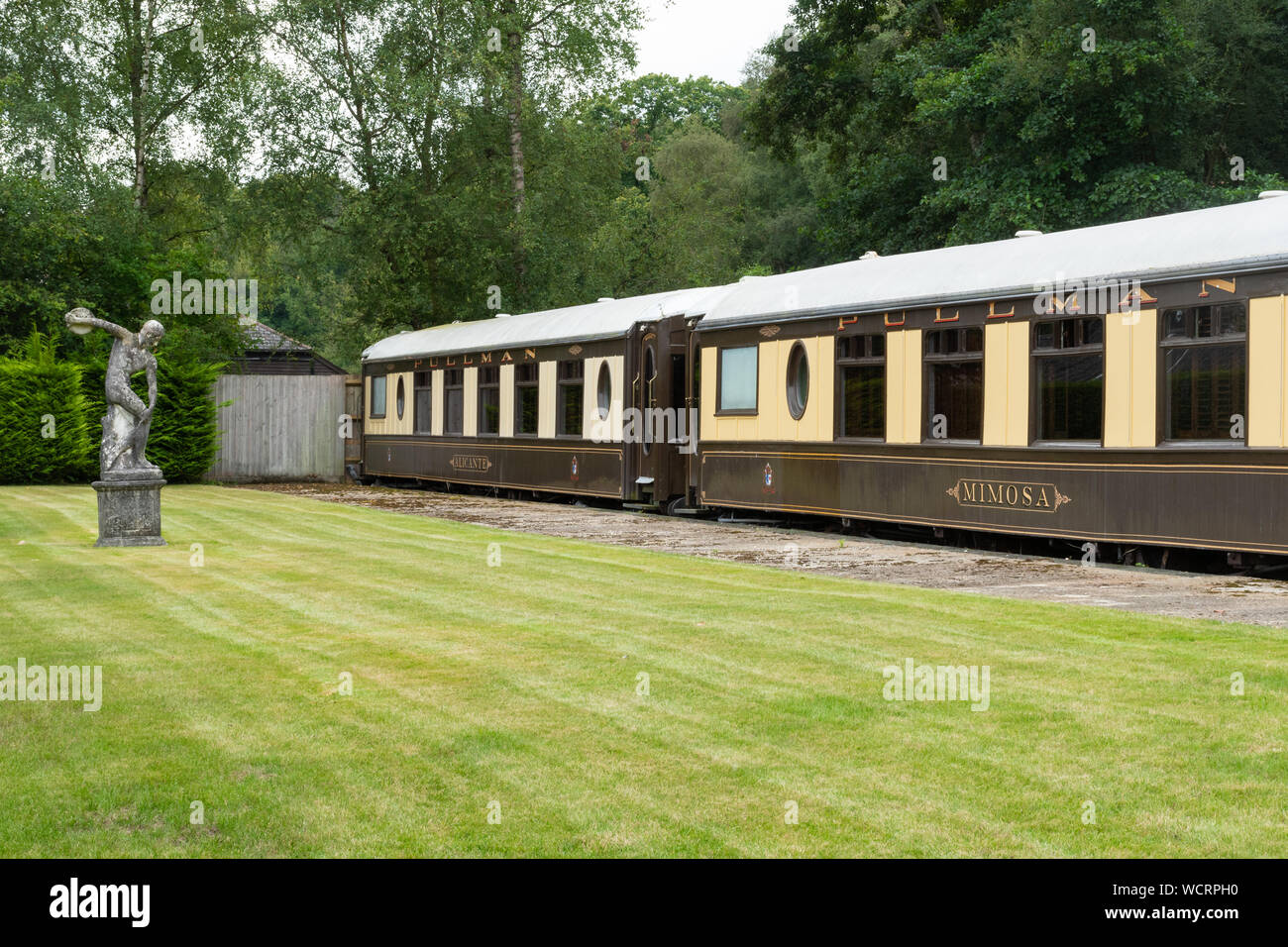 La vecchia stazione ferroviaria a Petworth, West Sussex, Regno Unito, ora utilizzato per alloggio e come una sala da tè con Pullman carrelli Foto Stock