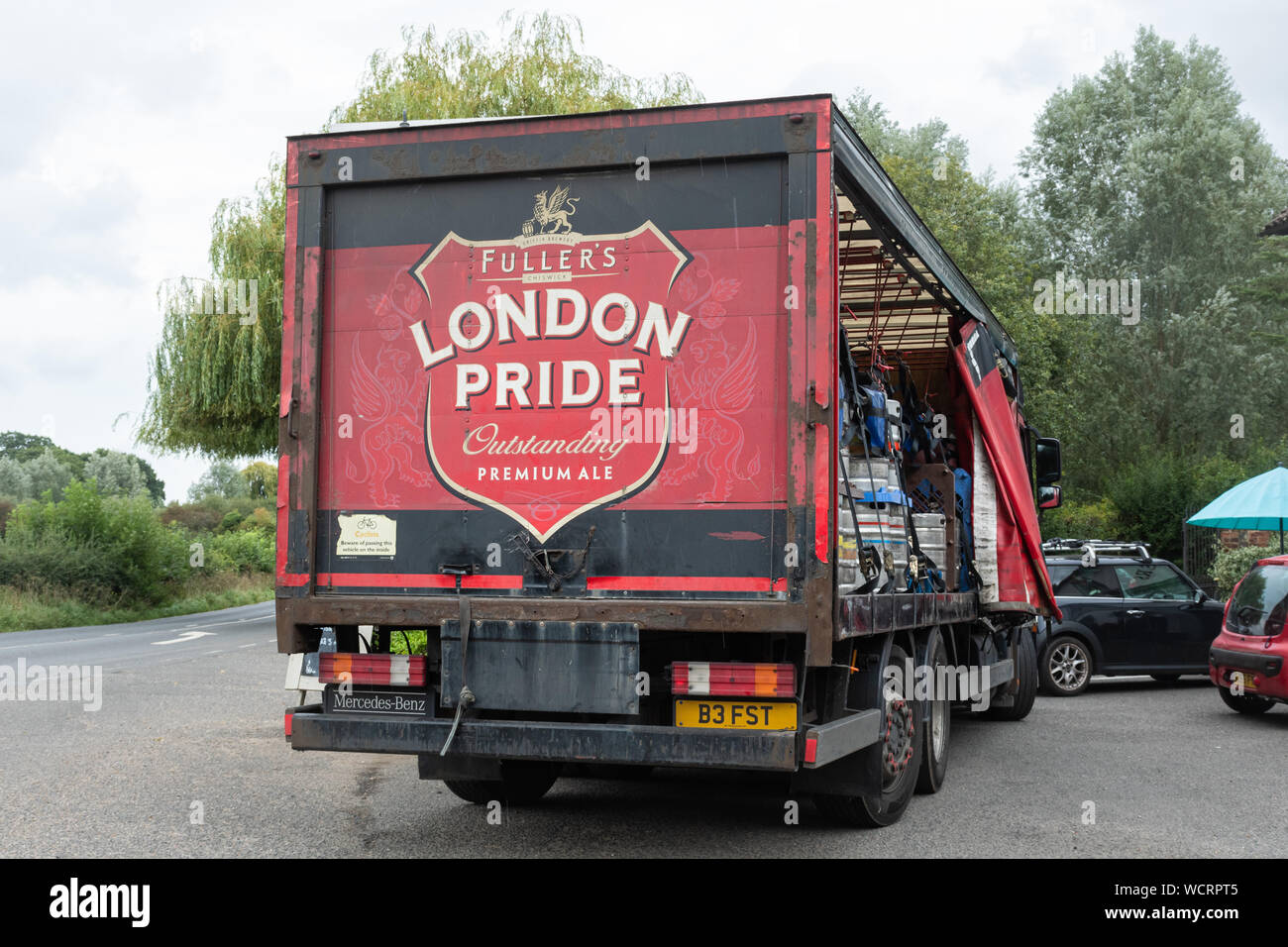 Gualchiere London Pride birra autocarro autocarro o erogazione di birra in fusti di un pub public house, REGNO UNITO Foto Stock