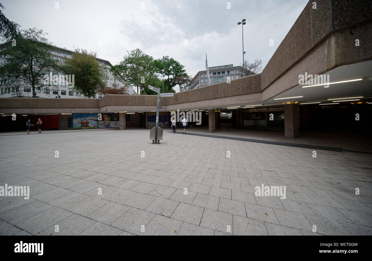 Colonia, Germania. 28 Agosto, 2019. I ristoranti e i negozi si trovano a Ebertplatz sotto il livello della strada. Nelle aree incomprensibili ai trafficanti di droga eseguire le loro attività di volta in volta. Credito: Henning Kaiser/dpa/Alamy Live News Foto Stock