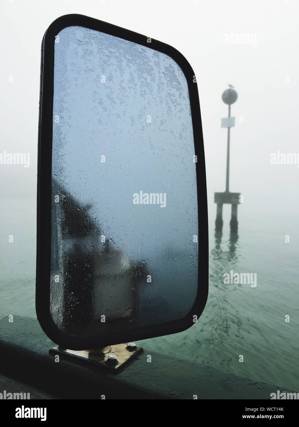 Lo specchio retrovisore esterno della barca in mare durante la nebbia Meteo  Foto stock - Alamy