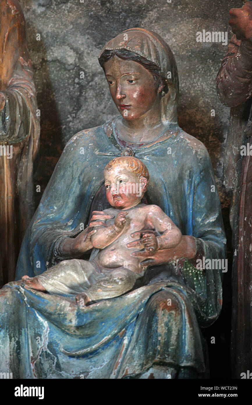 La Madonna e il Bambino, parte di un pezzo più grande chiamato Adorazione dei Magi, attribuito ad Andrea della Robbia, Duomo, Volterra, Toscana, Italia Foto Stock