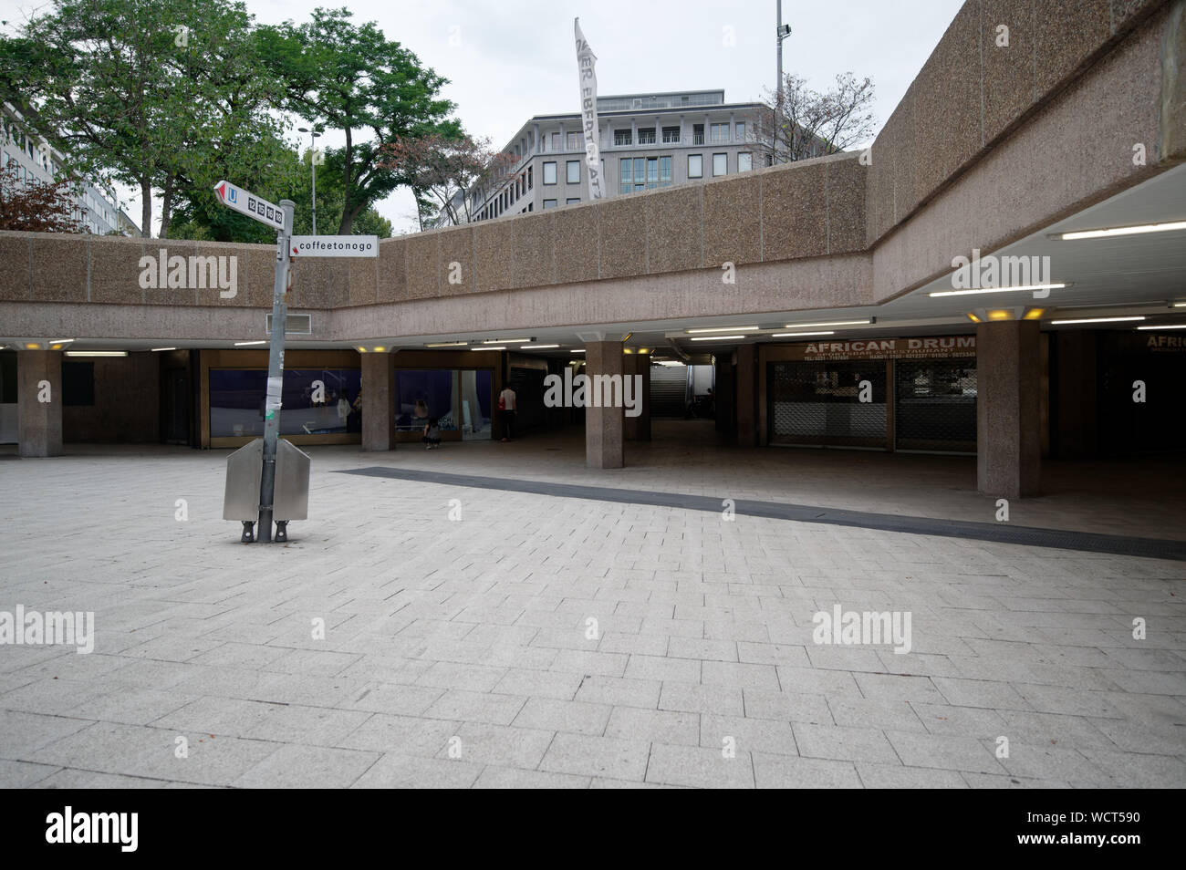 Colonia, Germania. 28 Agosto, 2019. I ristoranti e i negozi si trovano a Ebertplatz sotto il livello della strada. Nelle aree incomprensibili ai trafficanti di droga eseguire le loro attività di volta in volta. Credito: Henning Kaiser/dpa/Alamy Live News Foto Stock