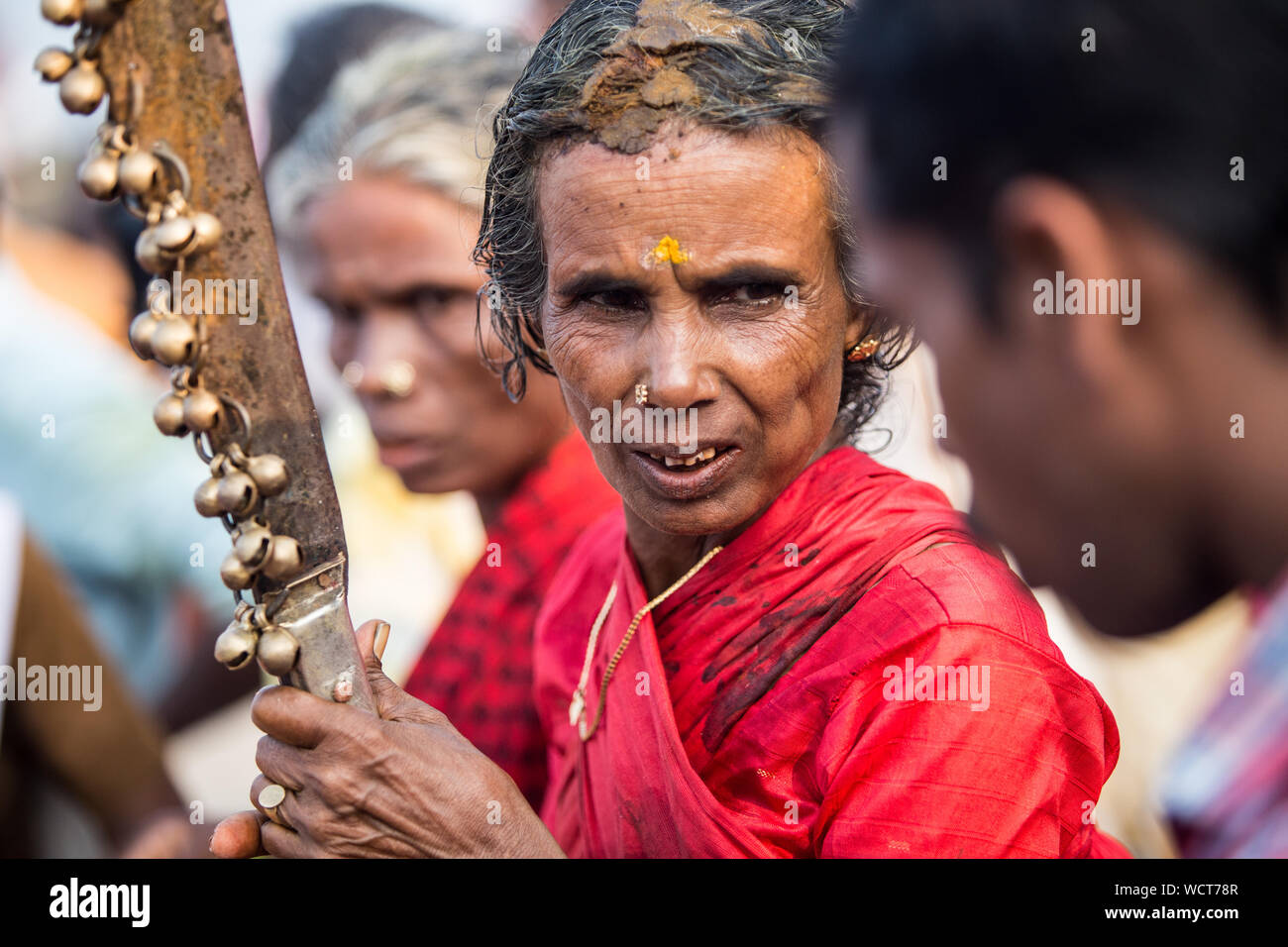 Kodungallur bharani kaavu theendal festival indù cultura indiana kerala turismo devozione la dea lingua piercing rituale religioso Foto Stock