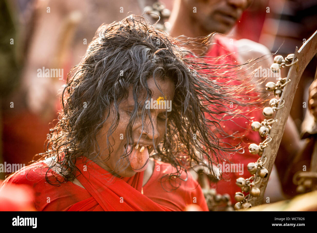Kodungallur bharani kaavu theendal festival indù cultura indiana kerala turismo devozione la dea lingua piercing rituale religioso Foto Stock