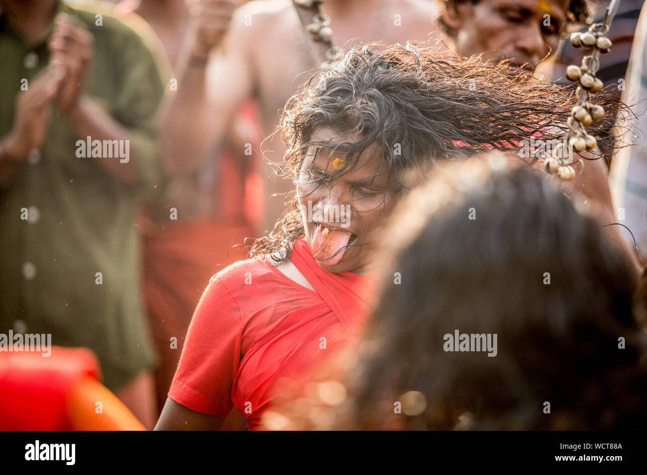 Kodungallur bharani kaavu theendal festival indù cultura indiana kerala turismo devozione la dea lingua piercing rituale religioso Foto Stock