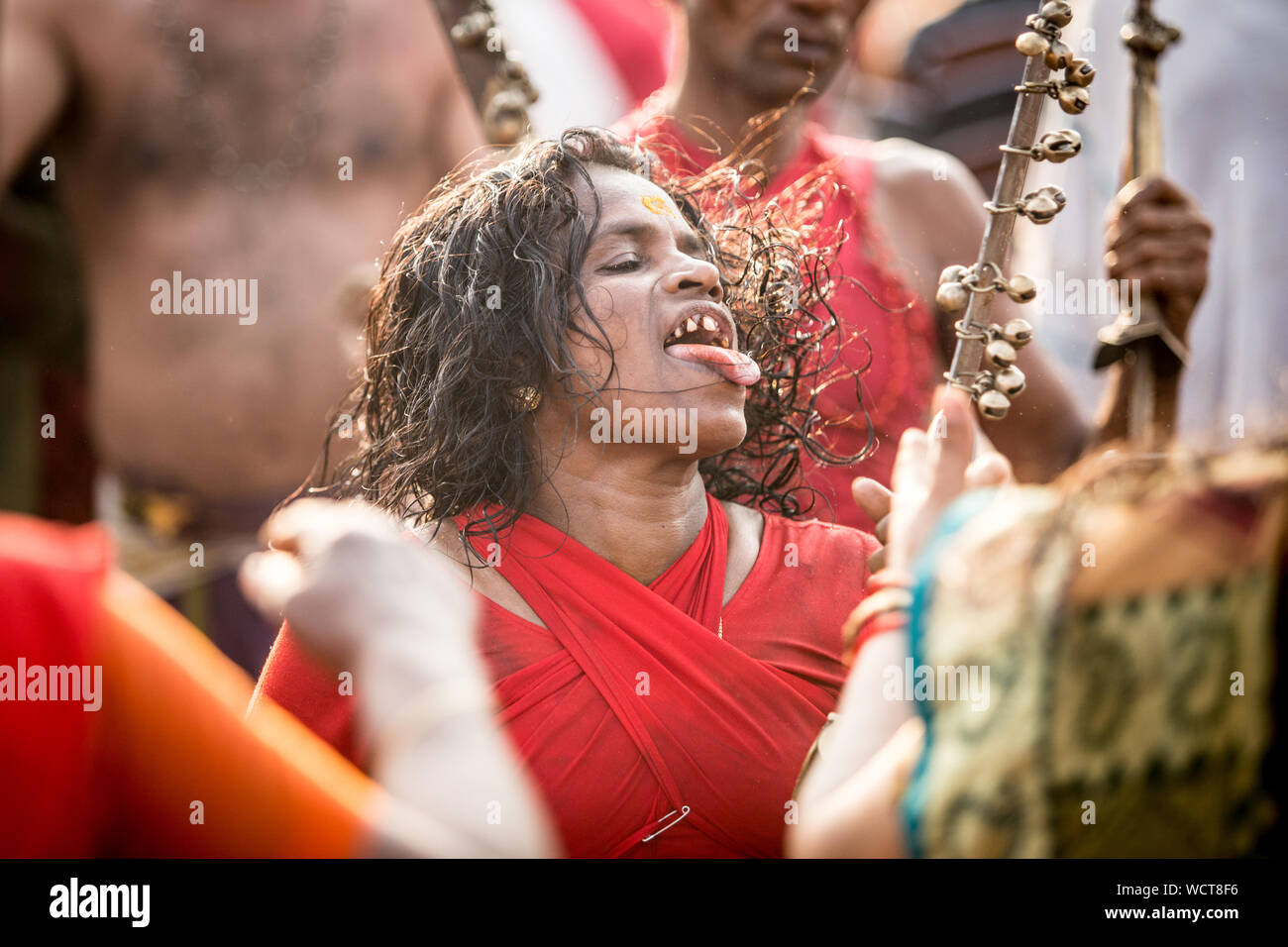 Kodungallur bharani kaavu theendal festival indù cultura indiana kerala turismo devozione la dea lingua piercing rituale religioso Foto Stock