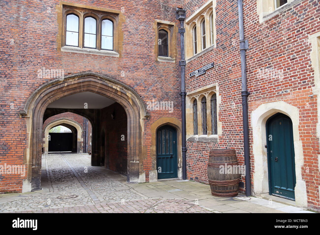 Maestro di legname della corte, con gate di Seymour oltre, Hampton Court Palace, East Molesey Surrey, Inghilterra, Gran Bretagna, Regno Unito, Gran Bretagna, Europa Foto Stock