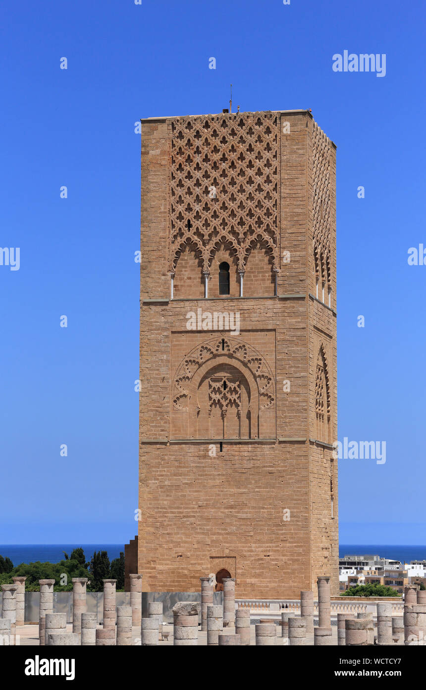 Rabat, Marocco. La Torre Hassan - 12C moschea incompiuta e colonne di pietra. Costruito con pietra arenaria rossa. Un importante edificio storico e turistico di icona. Foto Stock