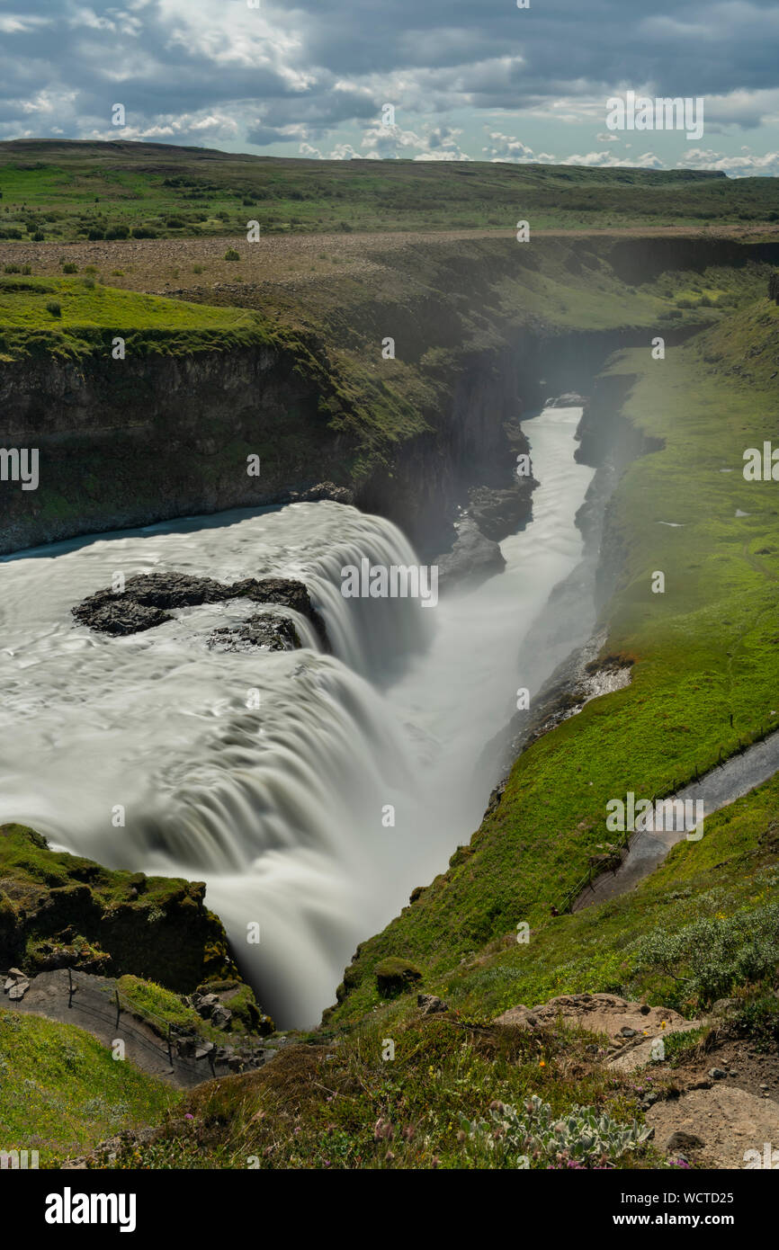 Gullfoss cascata in una giornata di sole in estate, Cascades tumbeling in una profonda gola, a sud dell'Islanda Foto Stock