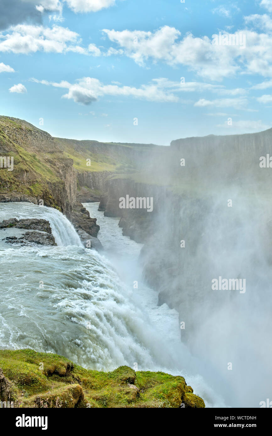Gullfoss cascata in una giornata di sole in estate, Cascades tumbeling in una profonda gola, a sud dell'Islanda Foto Stock