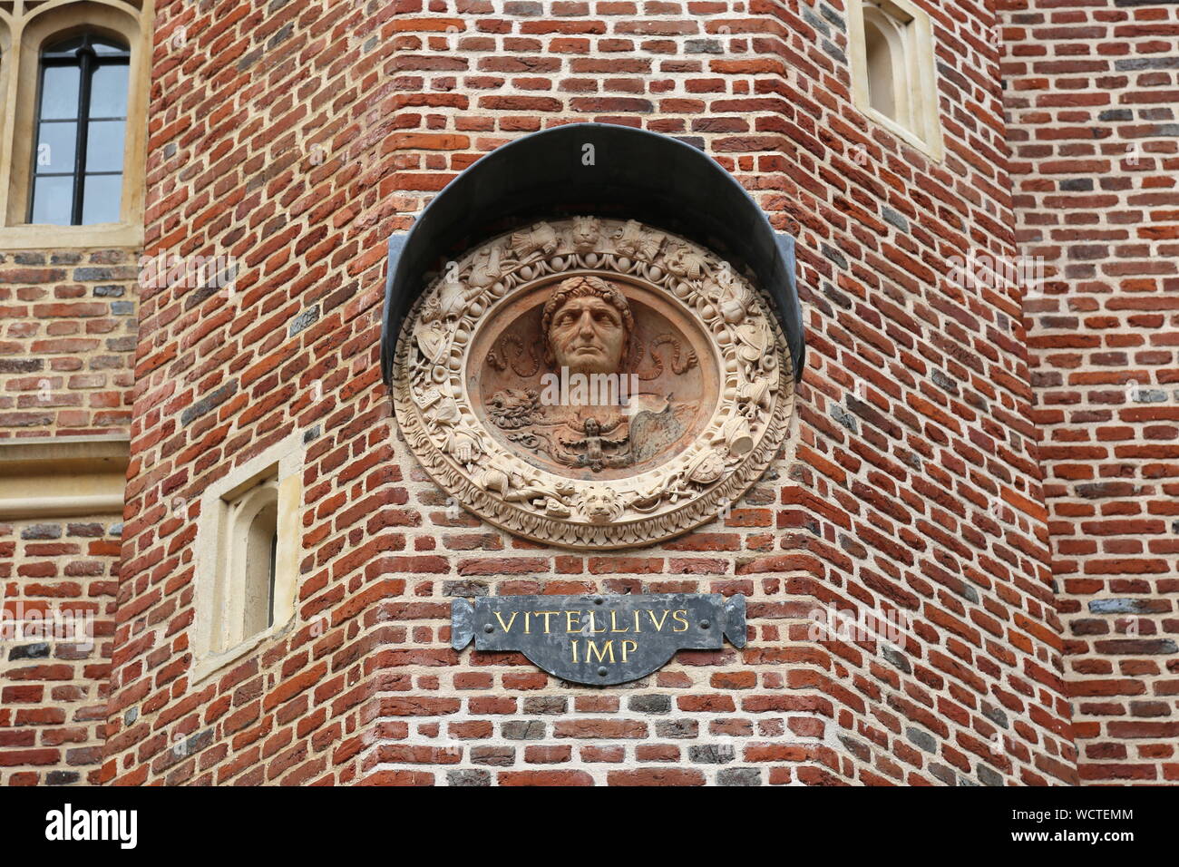 Imperatore romano Vitellius roundel in terracotta, orologio corte, Hampton Court Palace, East Molesey Surrey, Inghilterra, Gran Bretagna, Regno Unito Regno Unito, Europa Foto Stock