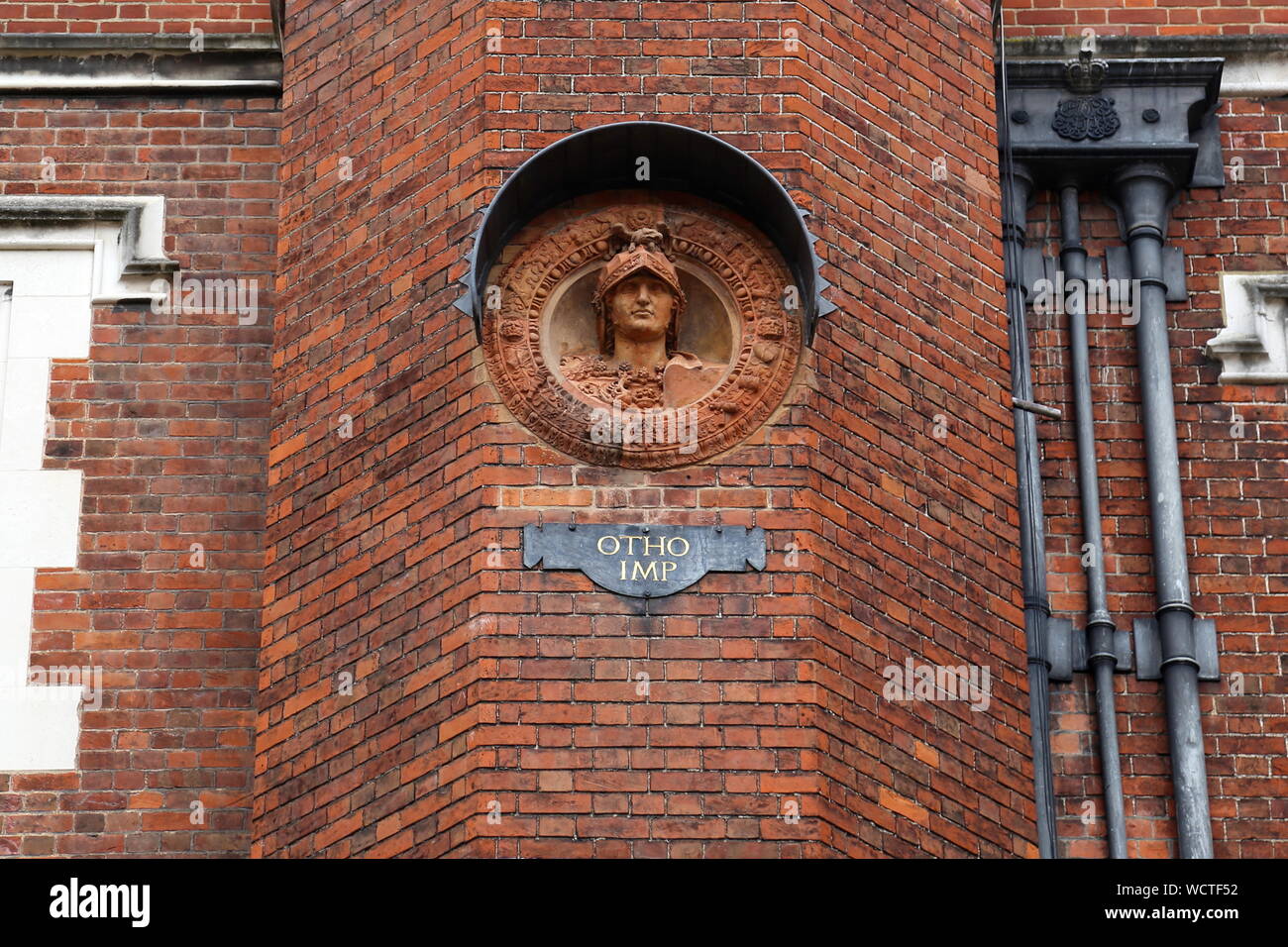 Imperatore romano Otho roundel in terracotta, orologio corte, Hampton Court Palace, East Molesey Surrey, Inghilterra, Gran Bretagna, Regno Unito, Gran Bretagna, Europa Foto Stock