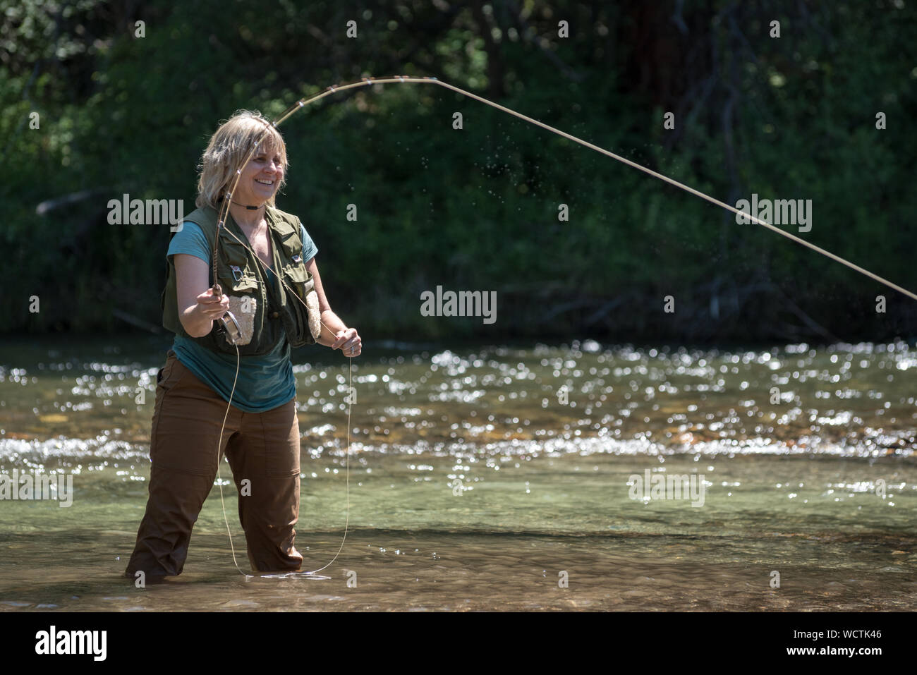 La donna la pesca nel Fiume Minam, Wallowa Mountains, Oregon. Foto Stock