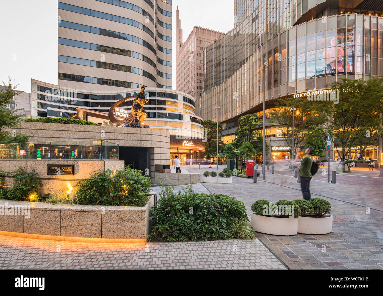 Statua di Godzilla mostro radioattivo nel mezzo di Hibiya Godzilla Square. Foto Stock