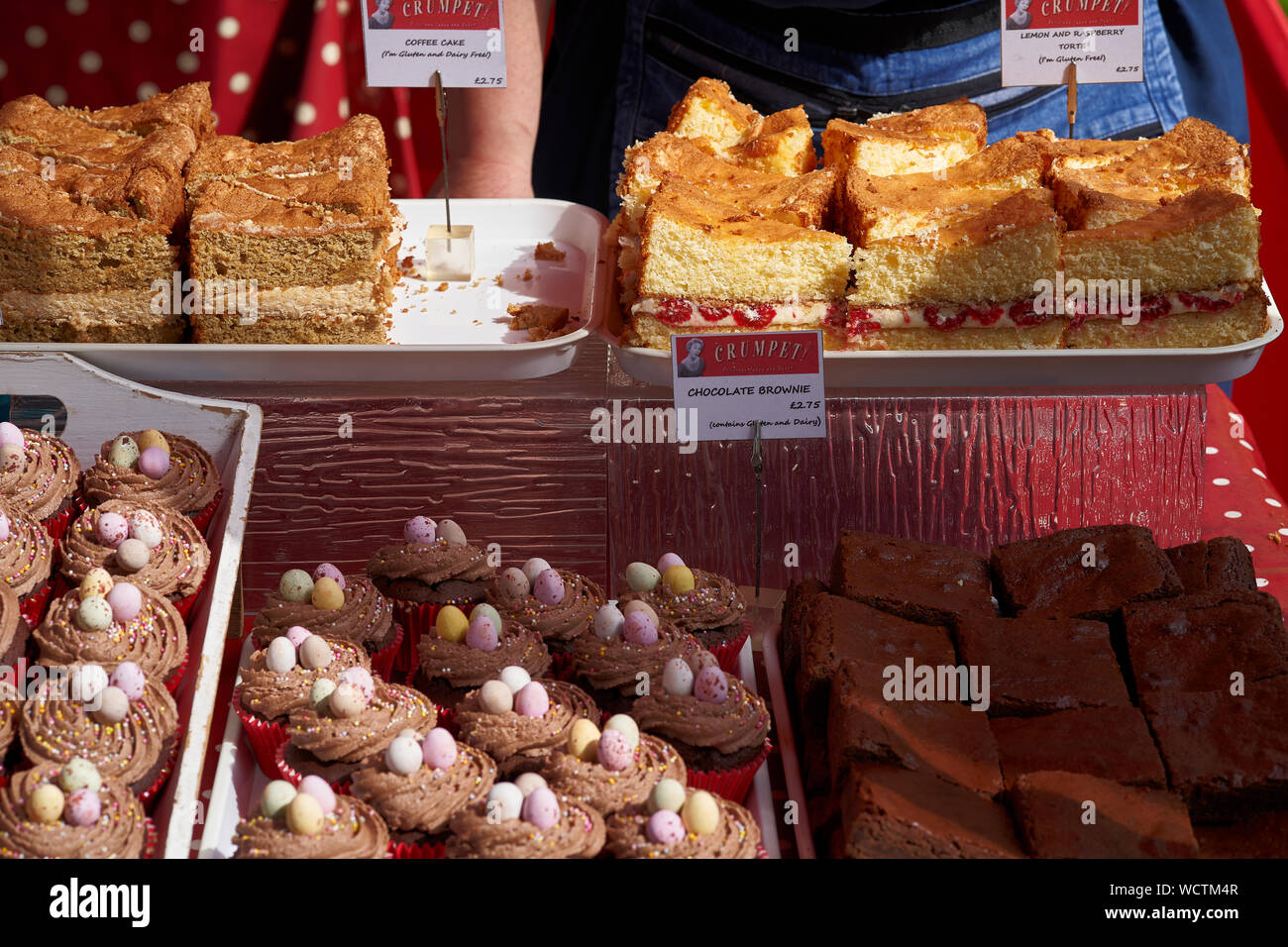 Foto della torta di caffè, limone e lampone torta ,brownie al cioccolato e cioccolato sweetie muffin torta a un mercato in stallo. Foto Stock