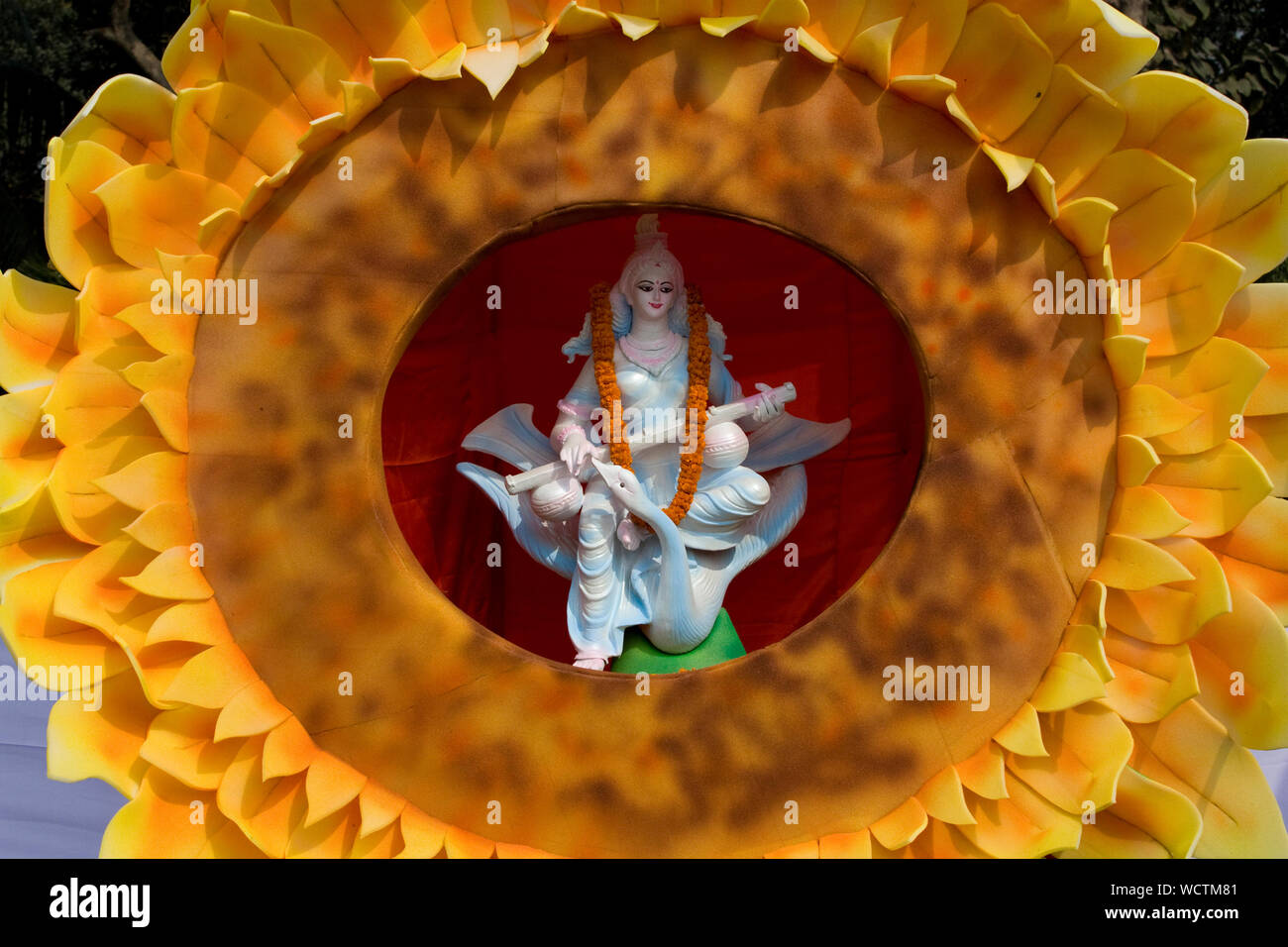 Una scultura di Saraswati, la dea Indù della conoscenza, a Jagannath Hall dell università di Dhaka, durante la Saraswati Puja. Dacca in Bangladesh. Il 31 gennaio 2009. Foto Stock