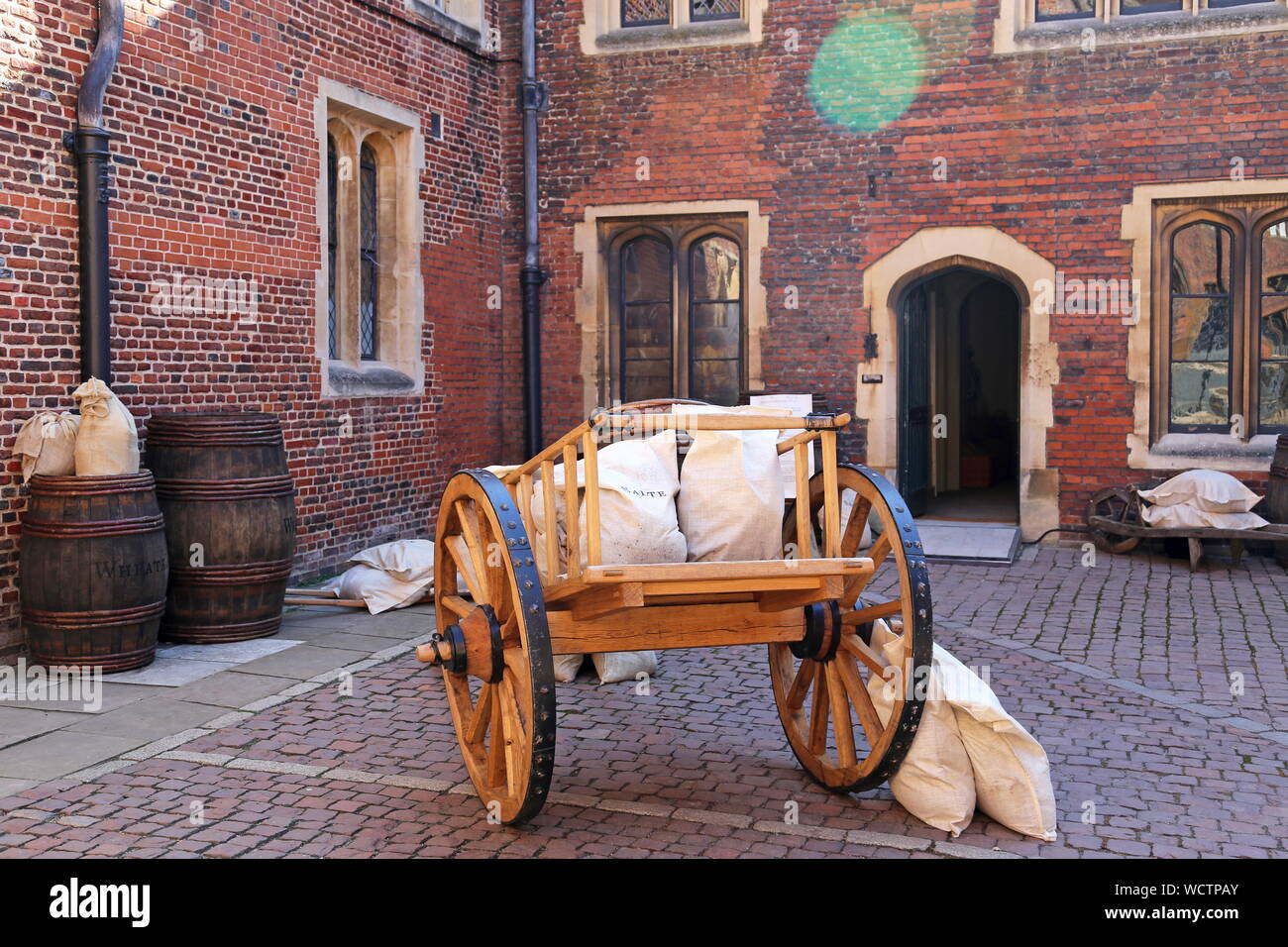 Master Carpenter's Court (ingresso per cucine), Hampton Court Palace, East Molesey Surrey, Inghilterra, Gran Bretagna, Regno Unito, Gran Bretagna, Europa Foto Stock