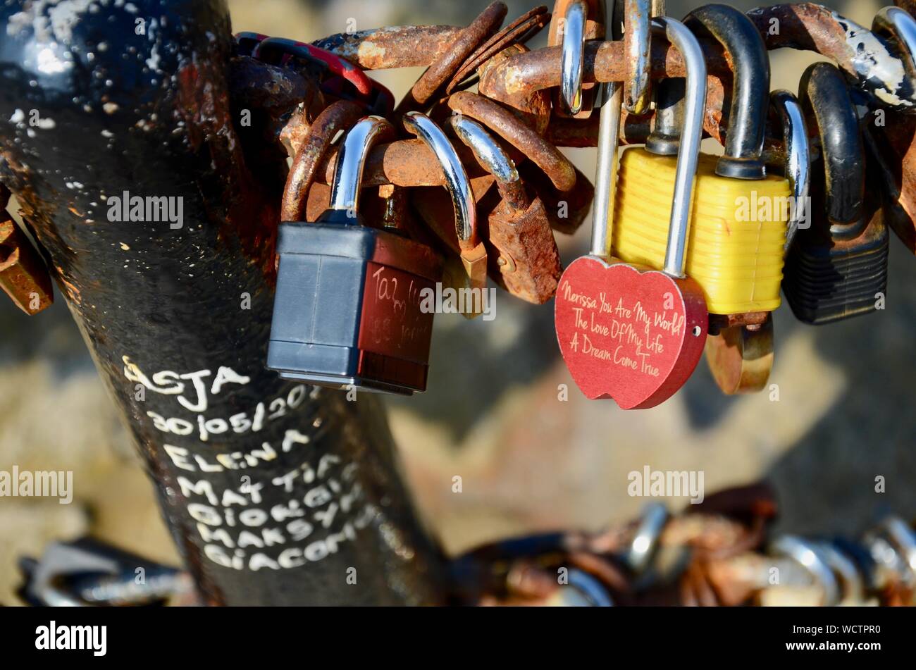 Amore blocca fissato alla catena alla Royal Albert Dock, Liverpool, in Inghilterra, Regno Unito. Foto Stock