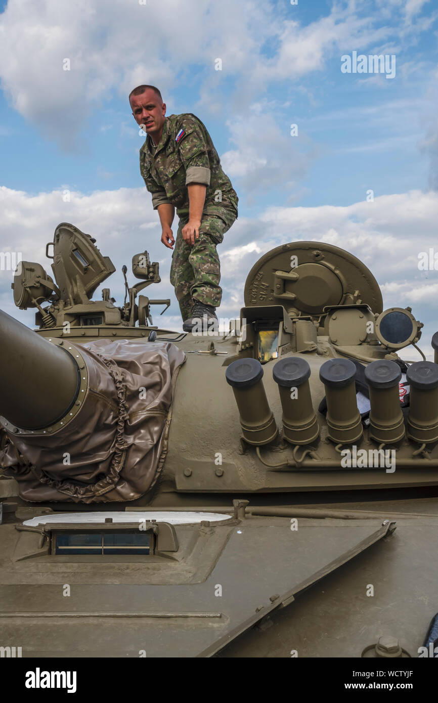 Soldato slovacca sul serbatoio T-72. SIAF Airhow, Sliac, Slovacchia 2019 Foto Stock