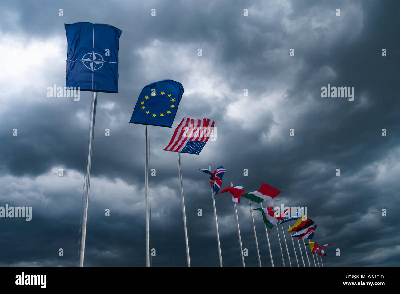 Bandiere di paesi NATO e UE a SIAF, slovacca International Air Fest 2019. Sliac, Slovacchia. Foto Stock