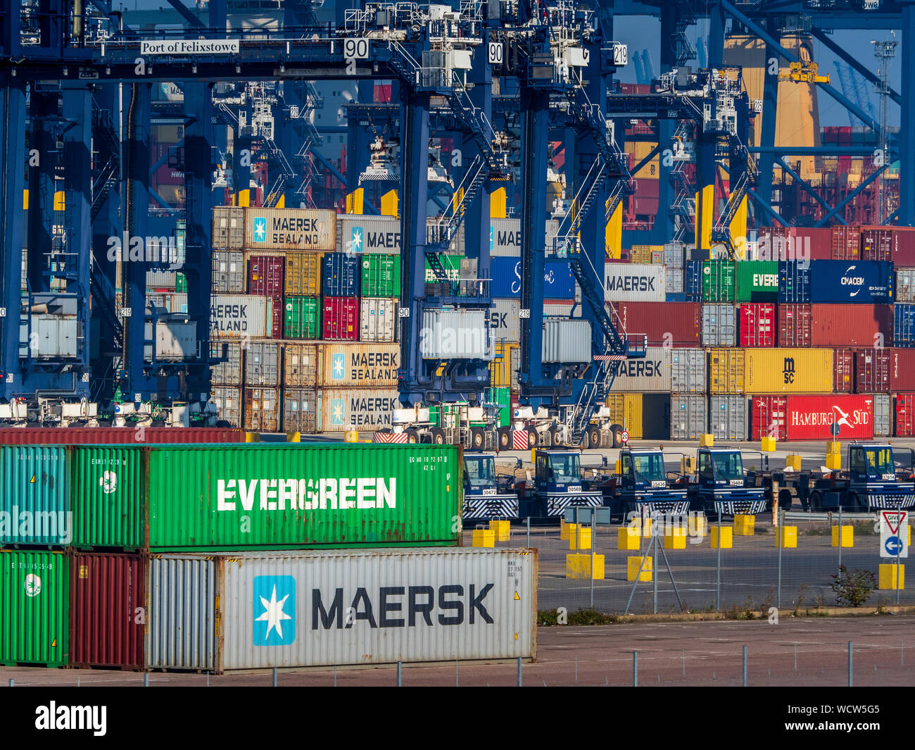 Global Britain UK Trade, UK Container Trade - UK Container Port - contenitori per la spedizione immagazzinati al porto di Felixstowe, il più grande porto di container del Regno Unito Foto Stock