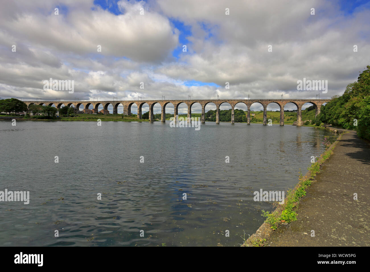 Il Royal Border ponte sopra il fiume Tweed, Berwick upon Tweed, Northumberland, England, Regno Unito Foto Stock