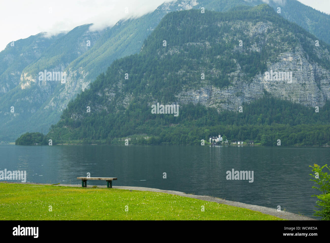 Un banco da un lago nelle alpi Aistrian Foto Stock