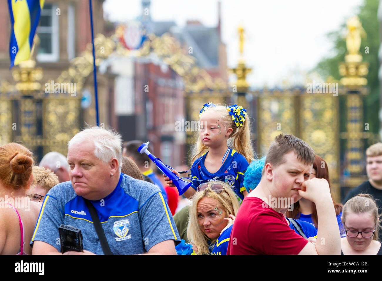 Warrington lupi portare il Coral Challlenge Cup torna home-Downs ragazza con avvisatore acustico sulle spalle delle madri Foto Stock