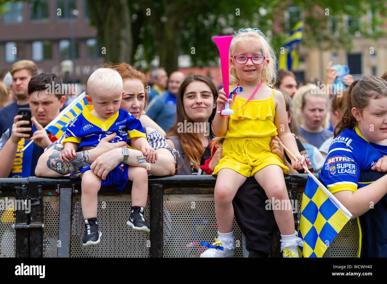 Warrington lupi portare il Coral Challlenge Cup torna home-ragazza con un avvisatore acustico si siede sulla scherma Foto Stock