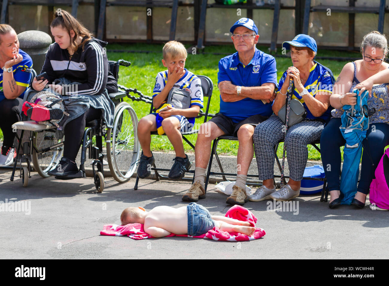 Warrington lupi portare il Coral Challlenge Cup torna home : un bambino dorme e uno prende il suo naso Foto Stock