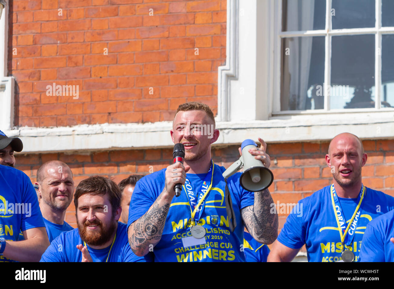 Warrington lupi portare il Coral Challlenge Cup torna home-Josh Charnley canta per le ventole Foto Stock
