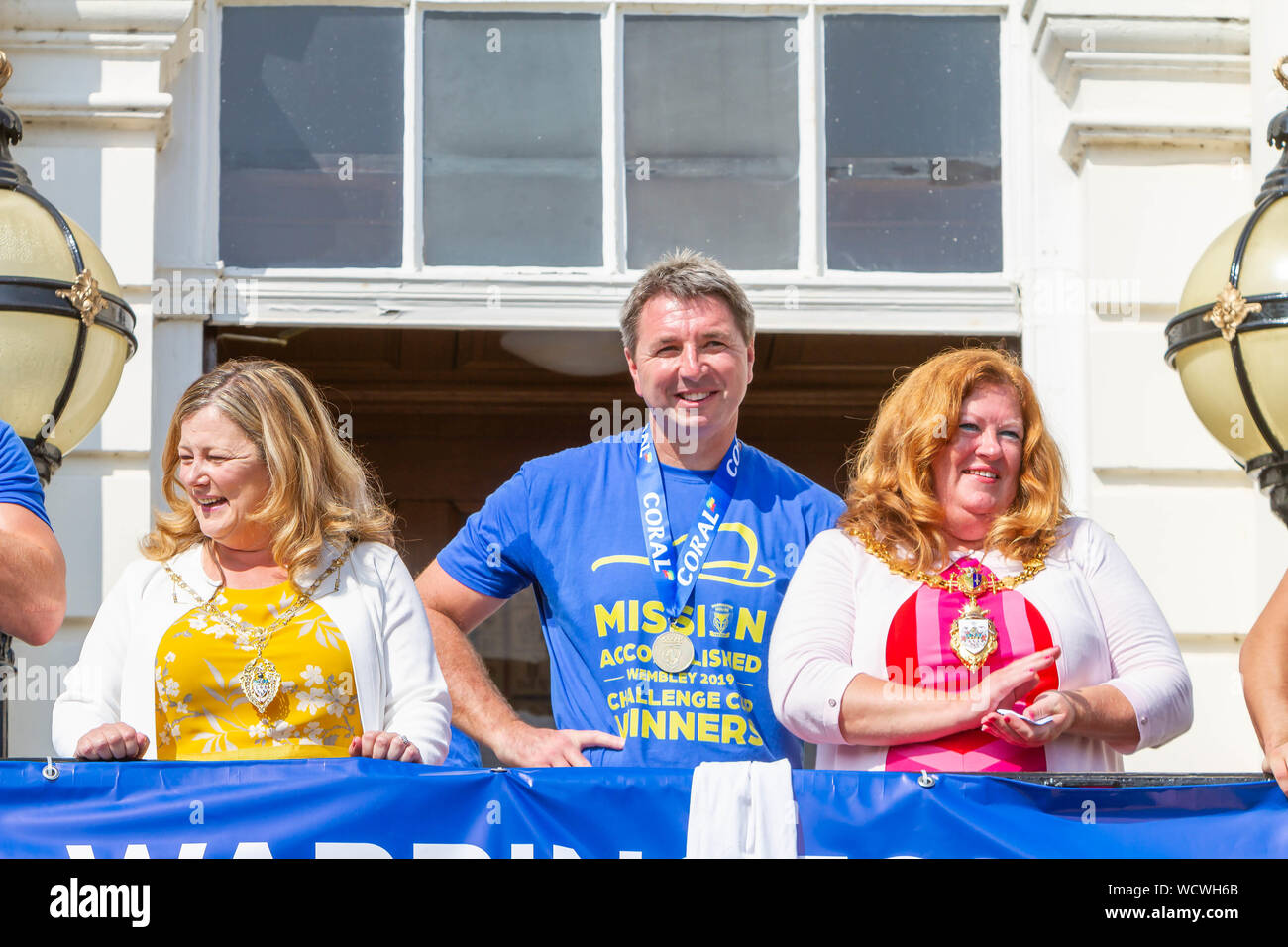 Warrington lupi portare il Coral Challlenge Cup torna home-Steve Price si erge con il sindaco e consorte Foto Stock