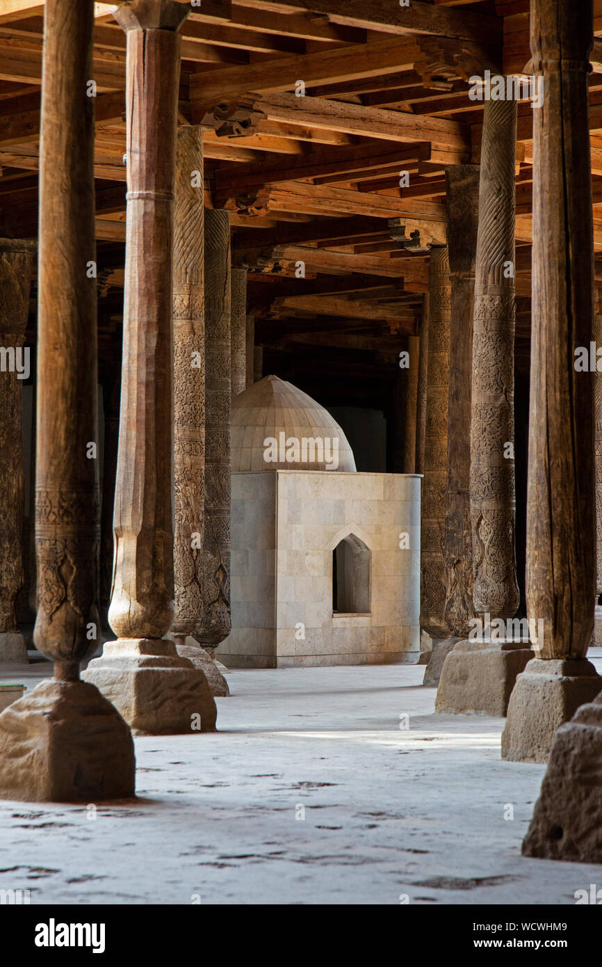 La moschea Juma e nella città di Khiva in Uzbekistan. La moschea è supportato da molti riccamente intagliati colonne di legno. Foto Stock