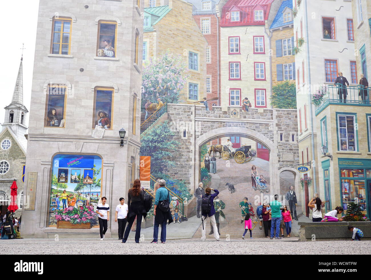 I viaggiatori ammirando il murale edificio nella città di Québec, Canada Foto Stock