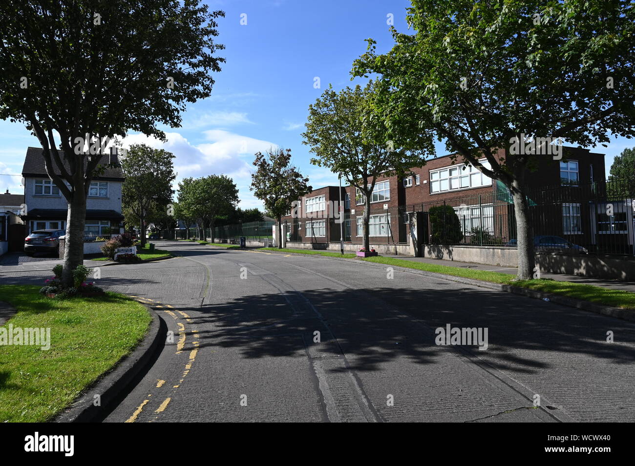 Clonrosse Drive, Ard-na-Greine, Dublino 13. St. Paul's Schools sulla destra Foto Stock