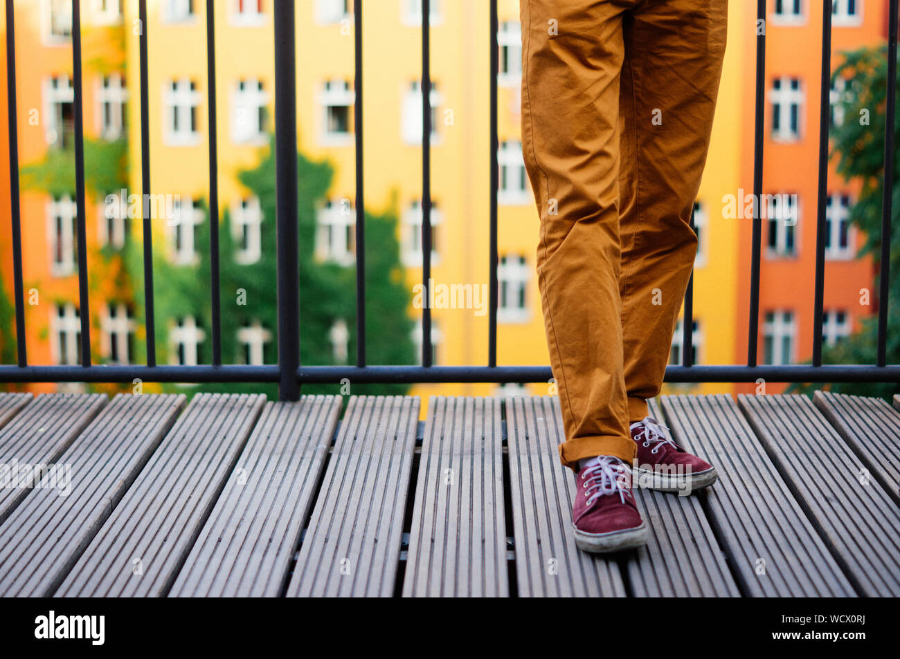 Close up delle gambe di un uomo in piedi su un balcone Foto Stock