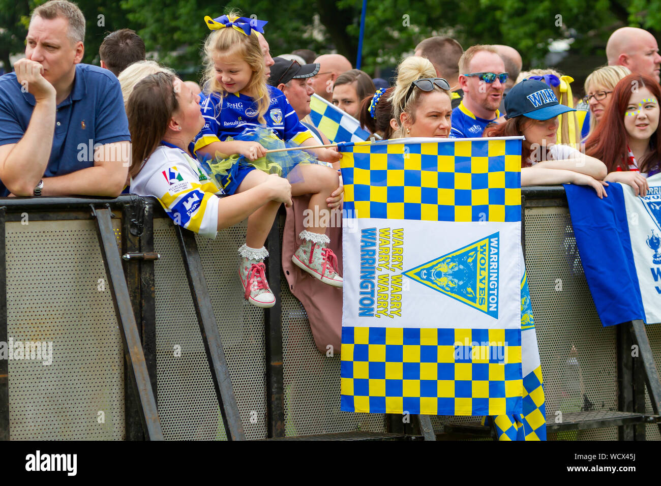 Warrington lupi portare il Coral Challlenge Cup torna home-fans attendere contro la scherma Foto Stock