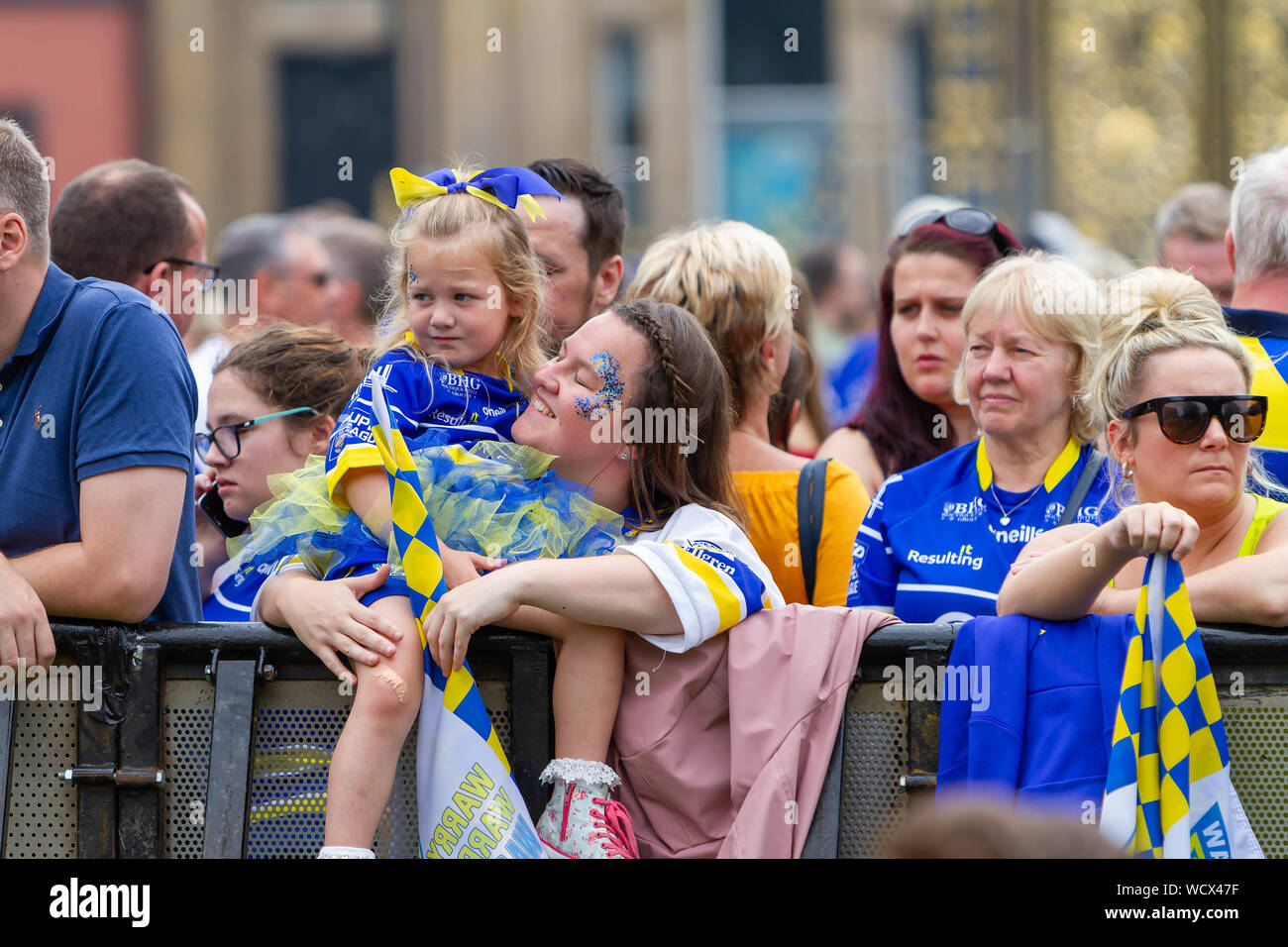 Warrington lupi portare il Coral Challlenge Cup torna a casa-madre accarezza la figlia Foto Stock