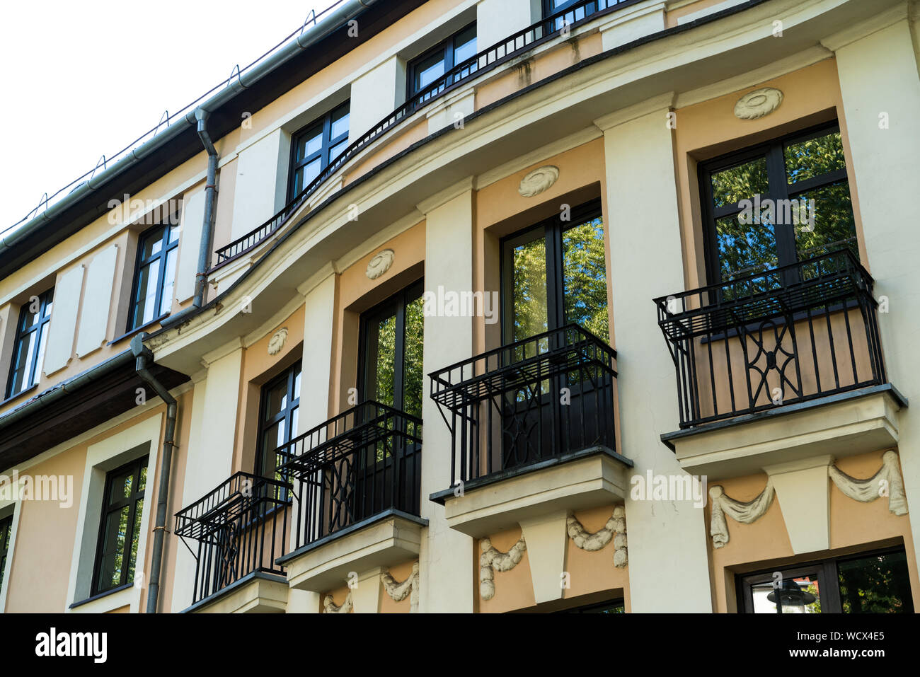 Klaipeda, Lituania - 28 Luglio 2019: giallo edificio residenziale con splendidi balconi Foto Stock