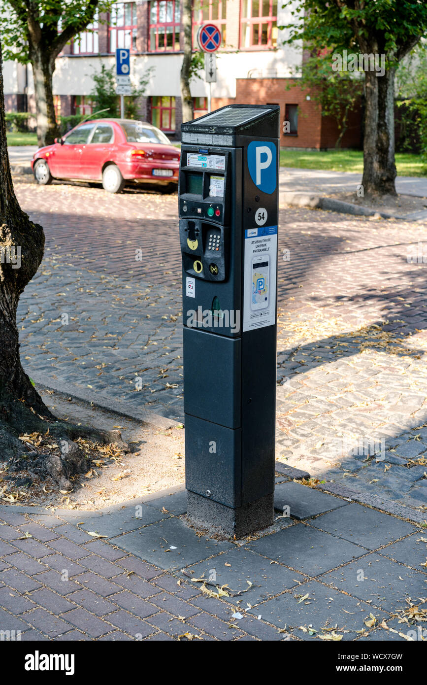 Klaipeda, Lituania - 28 Luglio 2019: i biglietti per il parcheggio della macchina di pagamento Foto Stock
