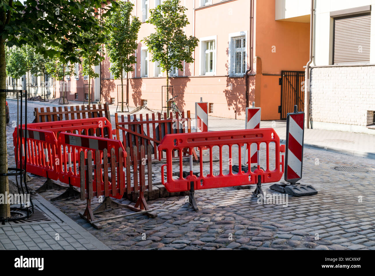 Klaipeda, Lituania - 28 Luglio 2019: Strada in costruzione recinzioni e segnaletica stradale Foto Stock
