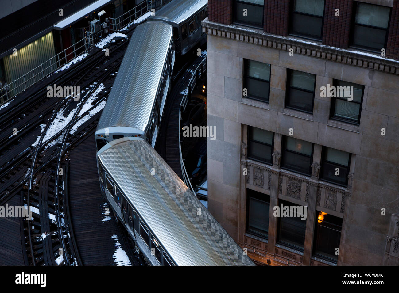 Chicago Illinois Stati Uniti centro ambiente transito urbano con elevati metropolitana treno serpeggiando tra highrises a torre 18 in inverno Foto Stock