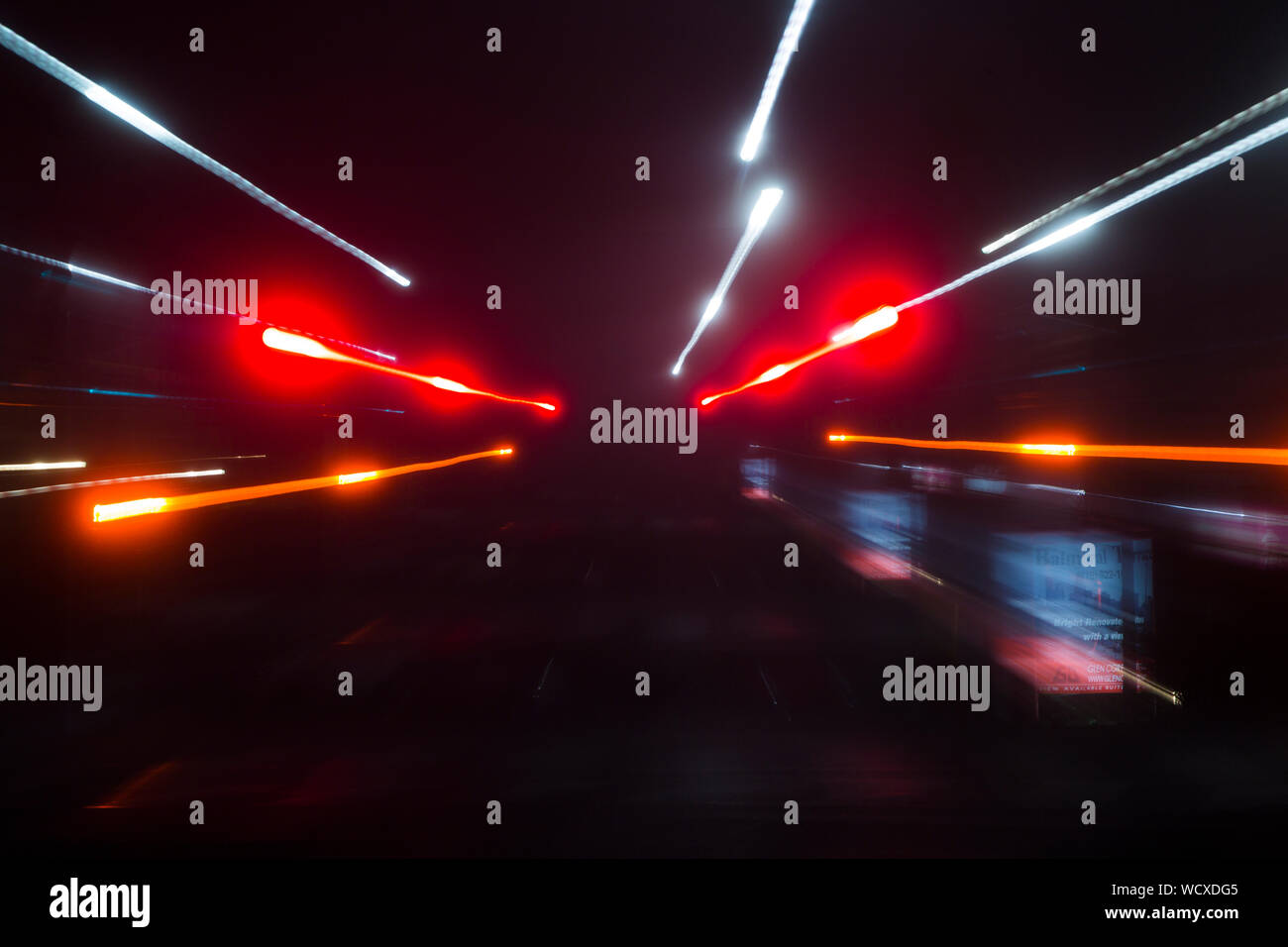 Toronto City Night scene nel quartiere residenziale sotto esposizione a lungo con lente tirare il semaforo Foto Stock